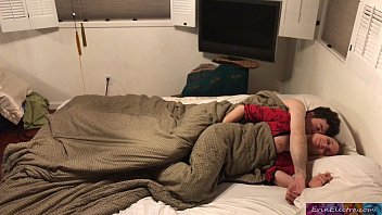 Молодая поебушка сосет член партнера длинным планом, лежа на кровати